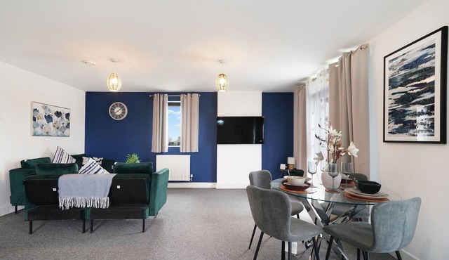 Heathrow Gateway Apartments with Private Parking13