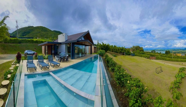 Heaven House – Luxury Family Retreat at Lake Calima