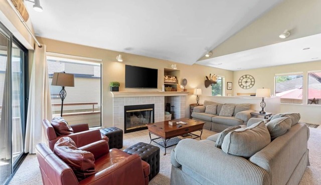 Heavenly Halmalka on Lake Chelan! Comfortably sleeps 8.