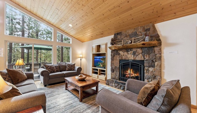 Heavenly Solitude - Pets , Hot Tub, 2 Living Areas, Modern