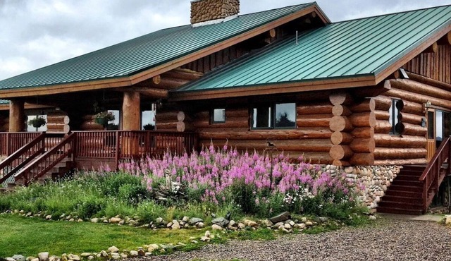 Hebgen Paradise Lodge: Spacious 5BR retreat 20 min from Yellowstone, perfect for 15 guests.