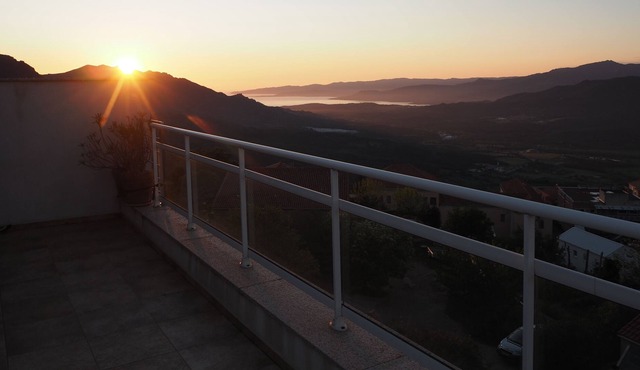 Helicryse, quiet accommodation with sea and mountain views, 15 mins from the beach