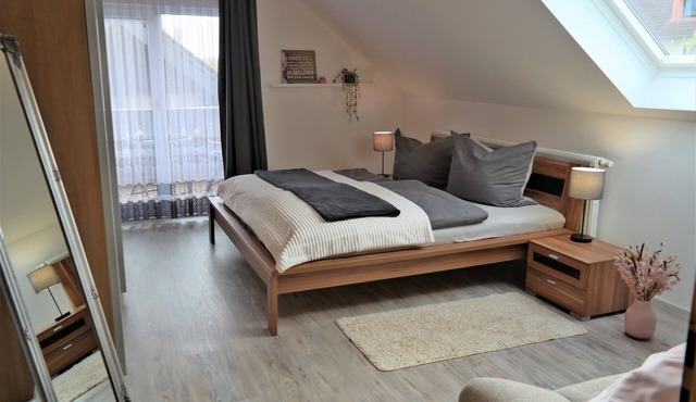 Helle Ferienwohnung mit Überdachtem Balkon und Schöner Aussicht
