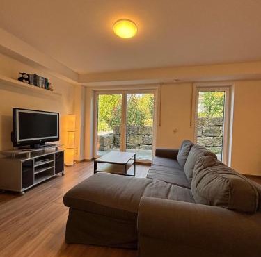 Helle Ferienwohnung - Studio - mit Terrasse und Parkplatz nahe an den Weinbergen