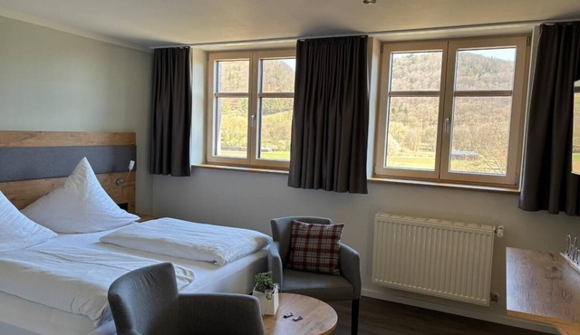 Helles Doppelzimmer mit Fernseher