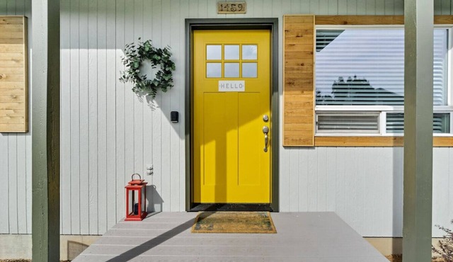 Hello Mellow Yellow - 2 King Bed, Dog Friendly, Walkable!