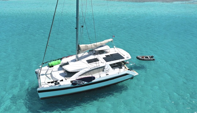 Hello World catamaran Polynesia