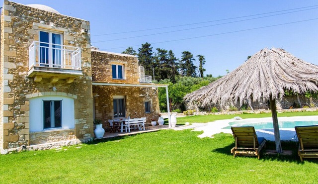 Hem Borta Villa next to Platanias. Beach only 2min