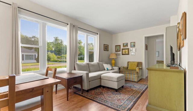 Hemlock Hideout - 3 Mins from DT Lex, Great Beach!