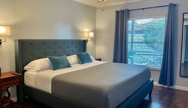 Henderson Retreat - King bed, patio, walk to fun