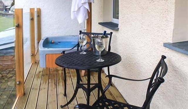 HERDWICK, pet friendly, with hot tub in Torver