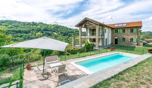 Here we are talking about a huge estate with private pool and magnificent views of the hilly landsca