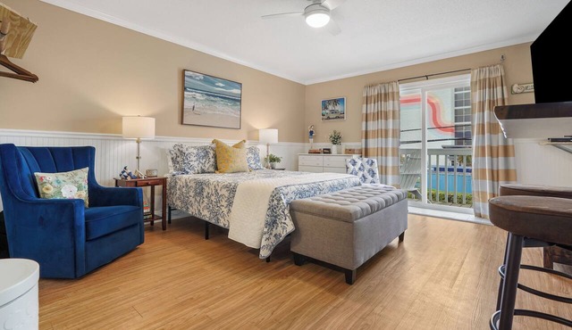"Hermits Hide-a-way" Salty air, a SEA view and a pool!