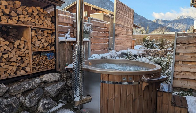"Heuberg" apartment in the Inn Valley with hot tub - central & quiet location