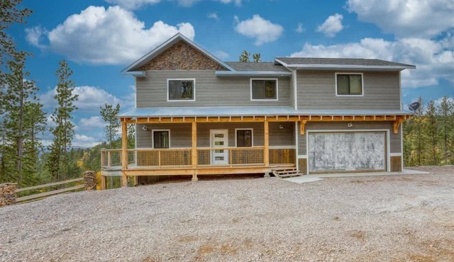 Hickok’s Bluff – Spacious Black Hills Cabin with Views, Hot Tub & Game Room
