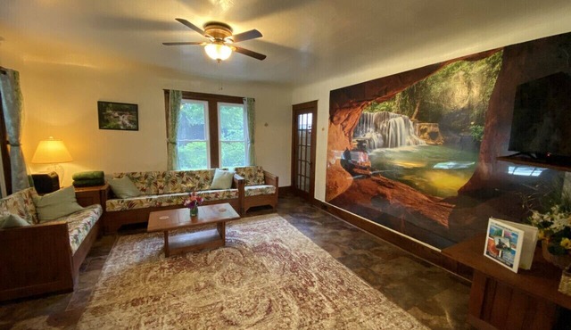 Hidden Charm Suites - TNT Suite, Downtown Retreat