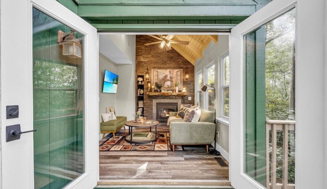 Hidden Gem Cabin: Dog friendly, cozy cabin nestled in the heart of Helen, GA