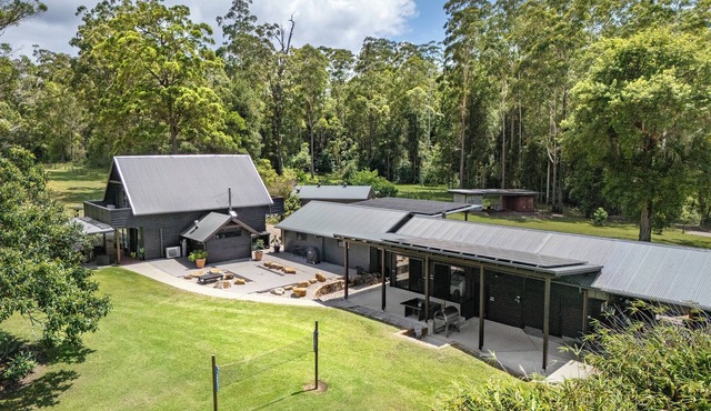 Hidden Gem, Unique Rural barn on acreage yet 5 minutes to beautiful Valla Beach