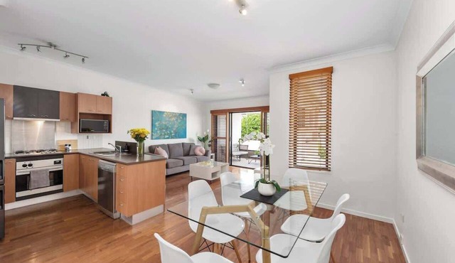 Hidden in New Farm ~ 1 Bed/1 Bath/1 Car/Views!