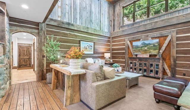 HIDDEN MOUNTAIN LUXURY LODGE, CLOSE TO SKI RUNS, HOT TUB, THEATER, SALOON