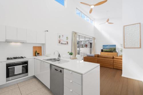 Hidden Oasis! 2Bed/2Bath/1Car ~ 5mins to CBD