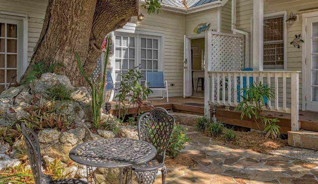 HIDDEN OASIS 3 blocks from Duval