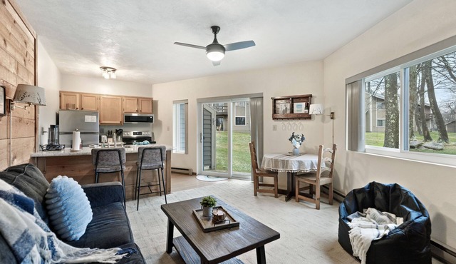 Hidden Valley Mountain Condo - pool, golfing, hiking!