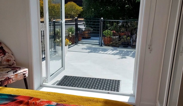 Hideaway - 5-minute walk to beach, village, restaurants, parks, walk/cycle ways.