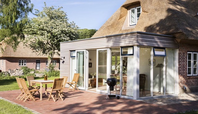 Hideaway under thatch for large families with sauna and stove