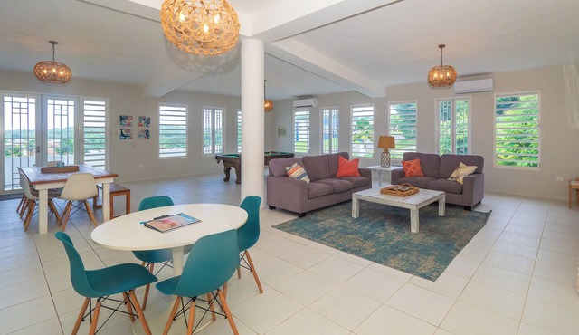 Hideaway with Wraparound Balcony: Beautiful Views, Great Vibes, Family Friendly