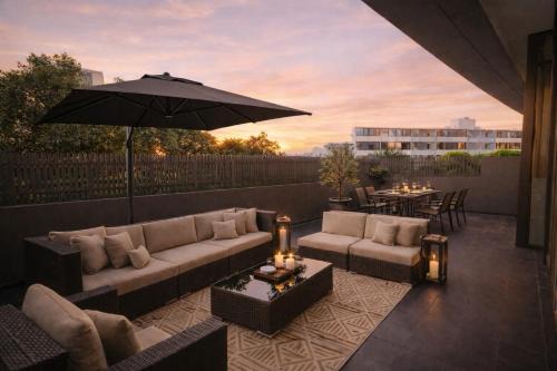 High Ceiling 6 Beds Private Garden Oasis 1min to Qudos Free Parking