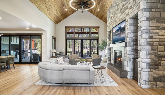High Desert Luxury Abounds, Oversized Hot Tub, Pool Table, Sauna, BBQ, Perfection Inside and Out