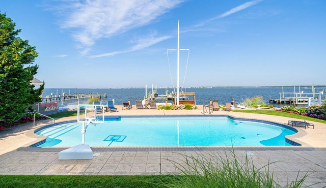 High-end Bay front Oasis with Pool and Short Walk to Beach