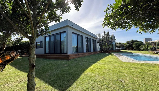 High-End Beach House Facing the Sea