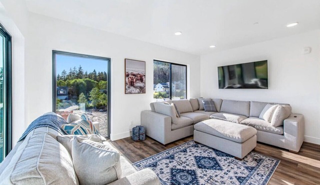 High-end, convenient, new build!