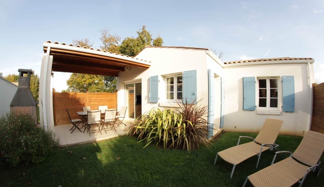 High-end detached house, in a small village on the island of Oleron (Dolus d'Oleron au hamlet les Bardieres at 4 grande rue) in a charming property.