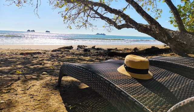 High End Gated Condo, Walk to Exclusive Beach