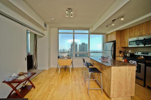 High-Floor Downtown 1BR with Queen bed by CN Tower