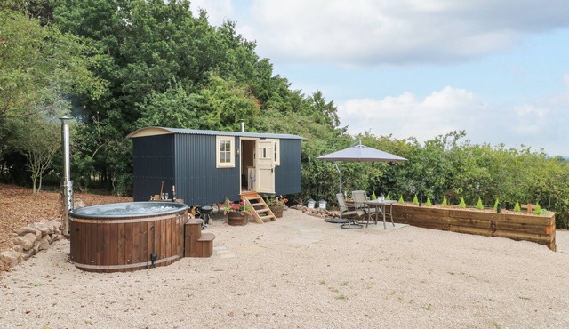 HIGH GROUNDS SHEPHERD'S HUT, romantic, with hot tub in Ashbourne