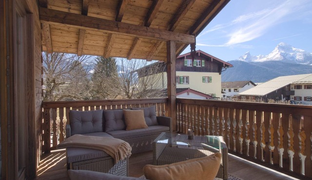High-quality chalet vacation apartment in solid wood construction with Watzmann view & fireplace