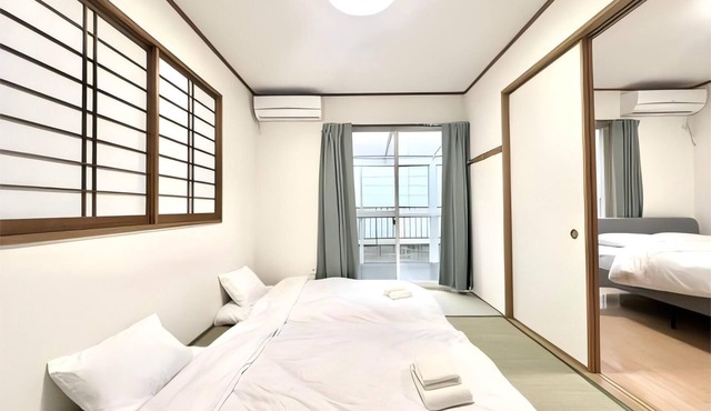 High - quality detached house with a balcony and a bathtub. Fully furnished.