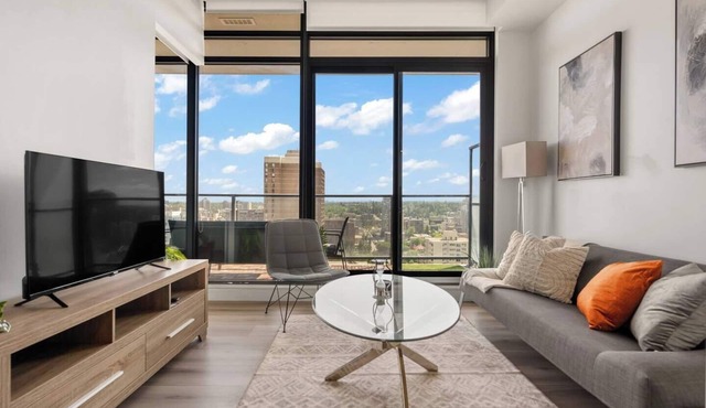 High-Rise Haven | AC, VIEWS, Pool, Gym & Parking