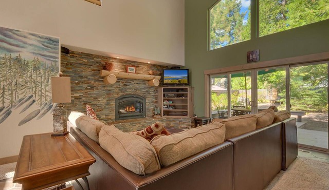 High Sierra by Tahoe Getaways - Dollar Point 4BR w Yard, Hot Tub & Dog Ok!