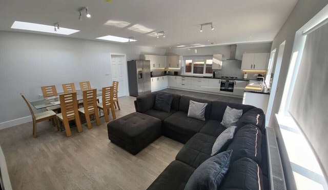 High Spec Large 6 Bedroom House