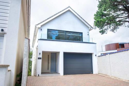 High Tides Elegant & Modern 5-Bedroom Villa in Sandbanks