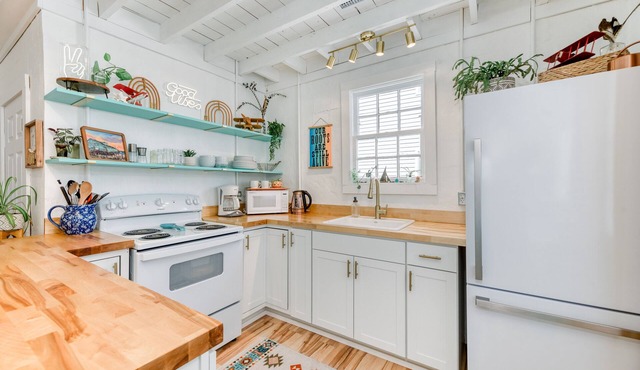 "High Vibe" the Beach Bungalow - 3 minute walk to beach!