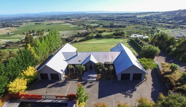 Highcliff - spectacular views, spacious modern house, self-catering