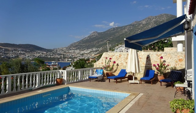 Highly desirable, quality villa with private pool, close proximity to the sea