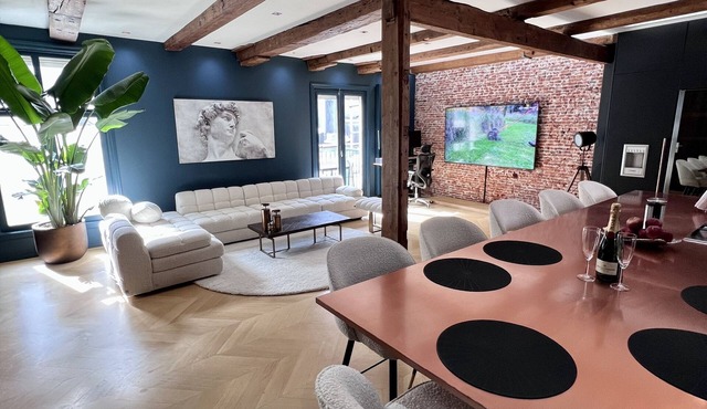 Highly Luxurious & Fancy 7-star Apartment in the City