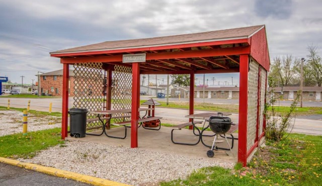 Highway Haven | Clean, Cozy Rooms | Free Breakfast & Parking Included